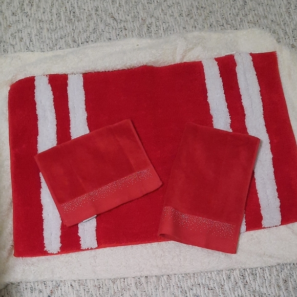 Elegant Red and White Bath Towels - Picture 1 of 13